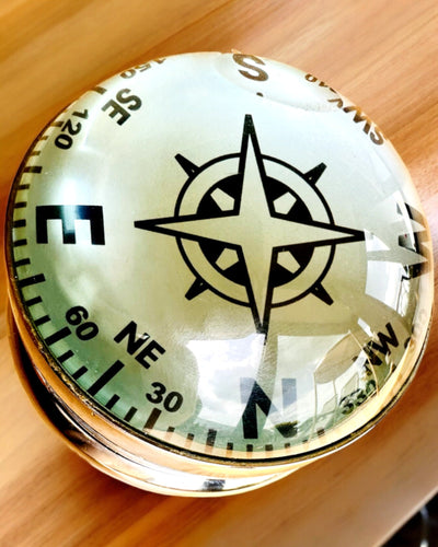 Bailey Compass Clock - Tyylikäs kompassiaiheinen kello kaiverrusmahdollisuudella