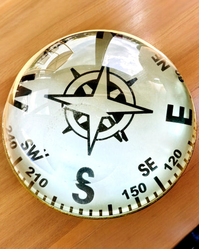 Bailey Compass Clock - Tyylikäs kompassiaiheinen kello kaiverrusmahdollisuudella