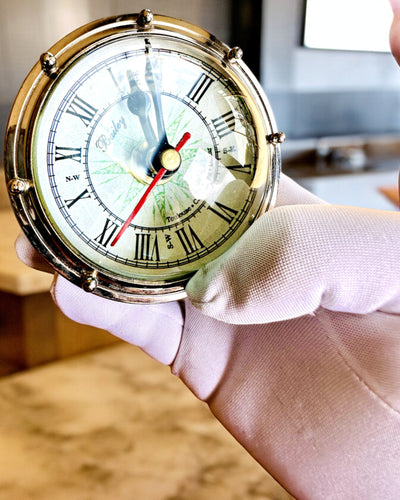 Bailey Compass Clock - Tyylikäs kompassiaiheinen kello kaiverrusmahdollisuudella