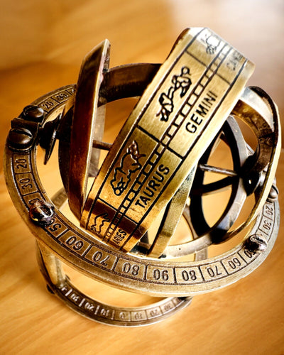 Astronominen kello "Kosmiczna Harmonia" - mahdollisuus personointiin kaiverruksella