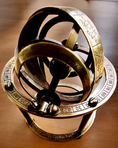 Astronominen kello "Kosmiczna Harmonia" - mahdollisuus personointiin kaiverruksella