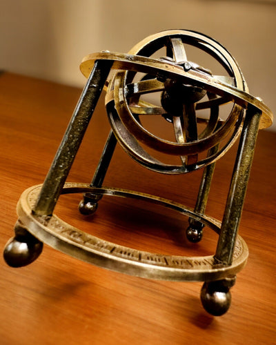 Astronominen kello "Kosmiczna Harmonia" - mahdollisuus personointiin kaiverruksella