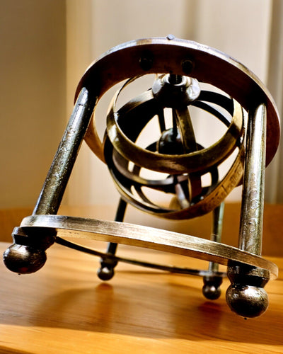 Astronominen kello "Kosmiczna Harmonia" - mahdollisuus personointiin kaiverruksella