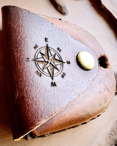 Nahkakotelo "Odkrywca" - kompaktille kompassille tai taskukellolle - mahdollisuus personointiin kaiverruksella