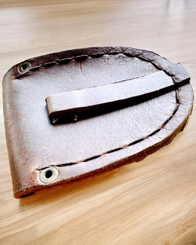 Nahkakotelo "Odkrywca" - kompaktille kompassille tai taskukellolle - mahdollisuus personointiin kaiverruksella