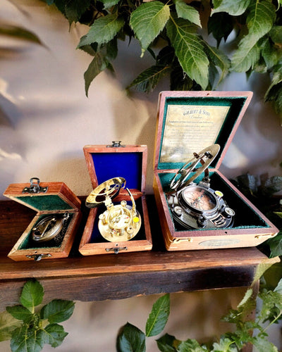 Puinen kompassilaatikko "Navigator" - mahdollisuus personointiin kaiverruksella