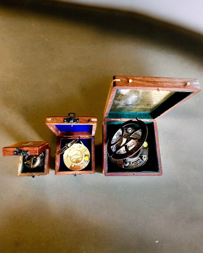 "Maritime"-kompaktikompassin puinen laatikko - mahdollisuus personointiin kaiverruksella