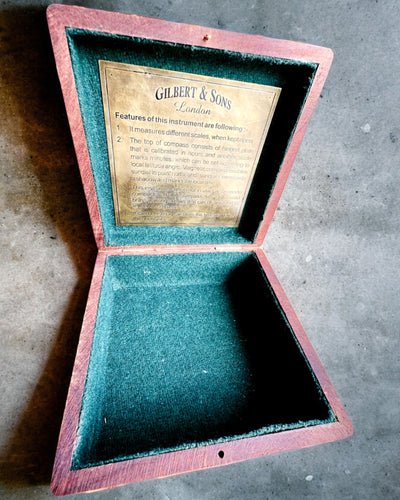 Suuri puinen kompassilaatikko "Gilbert & Sons" kaiverrusmahdollisuudella