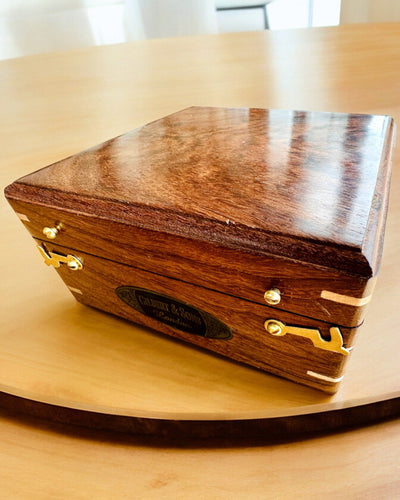 Suuri puinen kompassilaatikko "Gilbert & Sons" kaiverrusmahdollisuudella