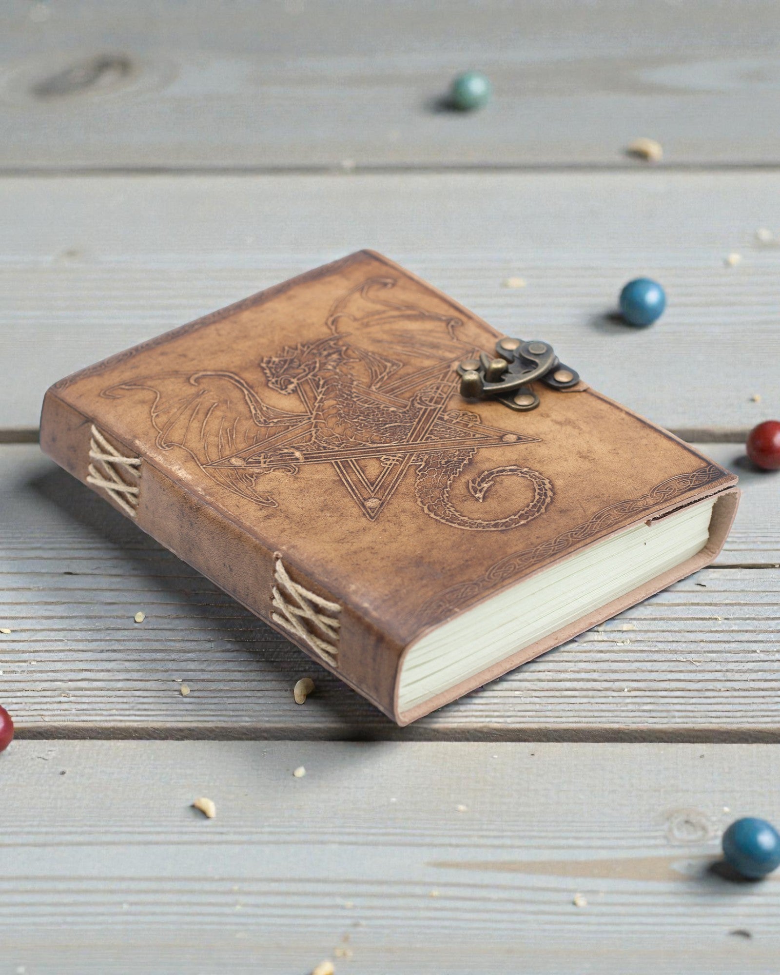 Nahkainen muistiinpanovihko Legendan vartijaloheikäärme – käsin kohokuvioitu 20 × 15 cm