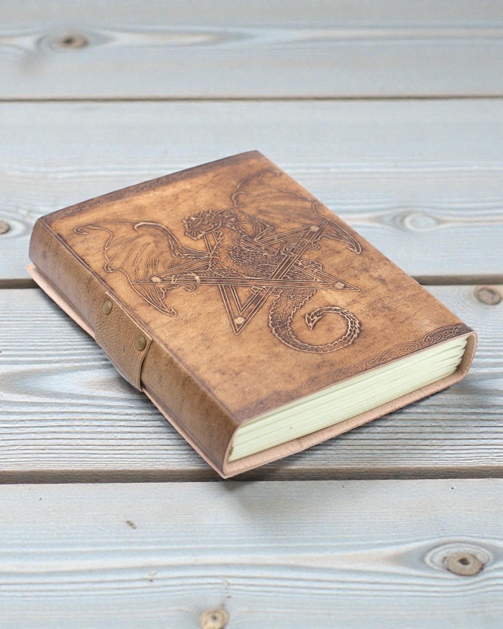 Nahkainen muistiinpanovihko Legendan vartijaloheikäärme – käsin kohokuvioitu 20 × 15 cm