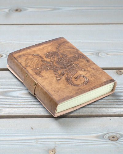 Nahkainen muistiinpanovihko Legendan vartijaloheikäärme – käsin kohokuvioitu 20 × 15 cm