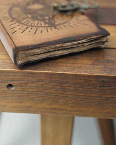 Noctis Sigil – nahkainen muistikirja: viisisakarainen tähti ja kallo