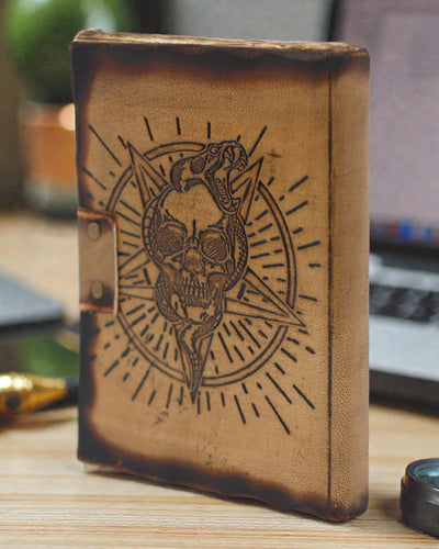 Noctis Sigil – nahkainen muistikirja: viisisakarainen tähti ja kallo