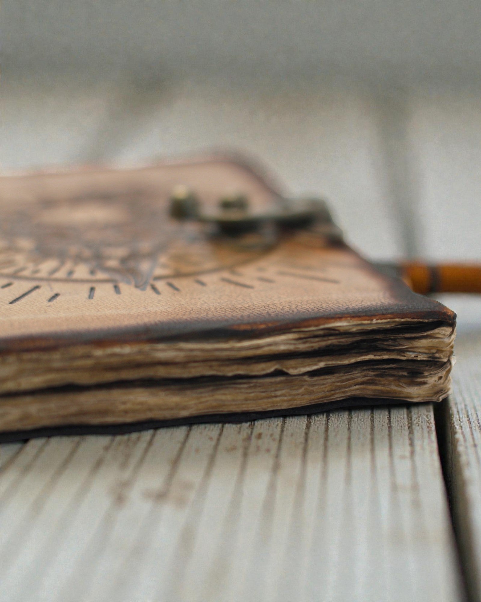 Noctis Sigil – nahkainen muistikirja: viisisakarainen tähti ja kallo