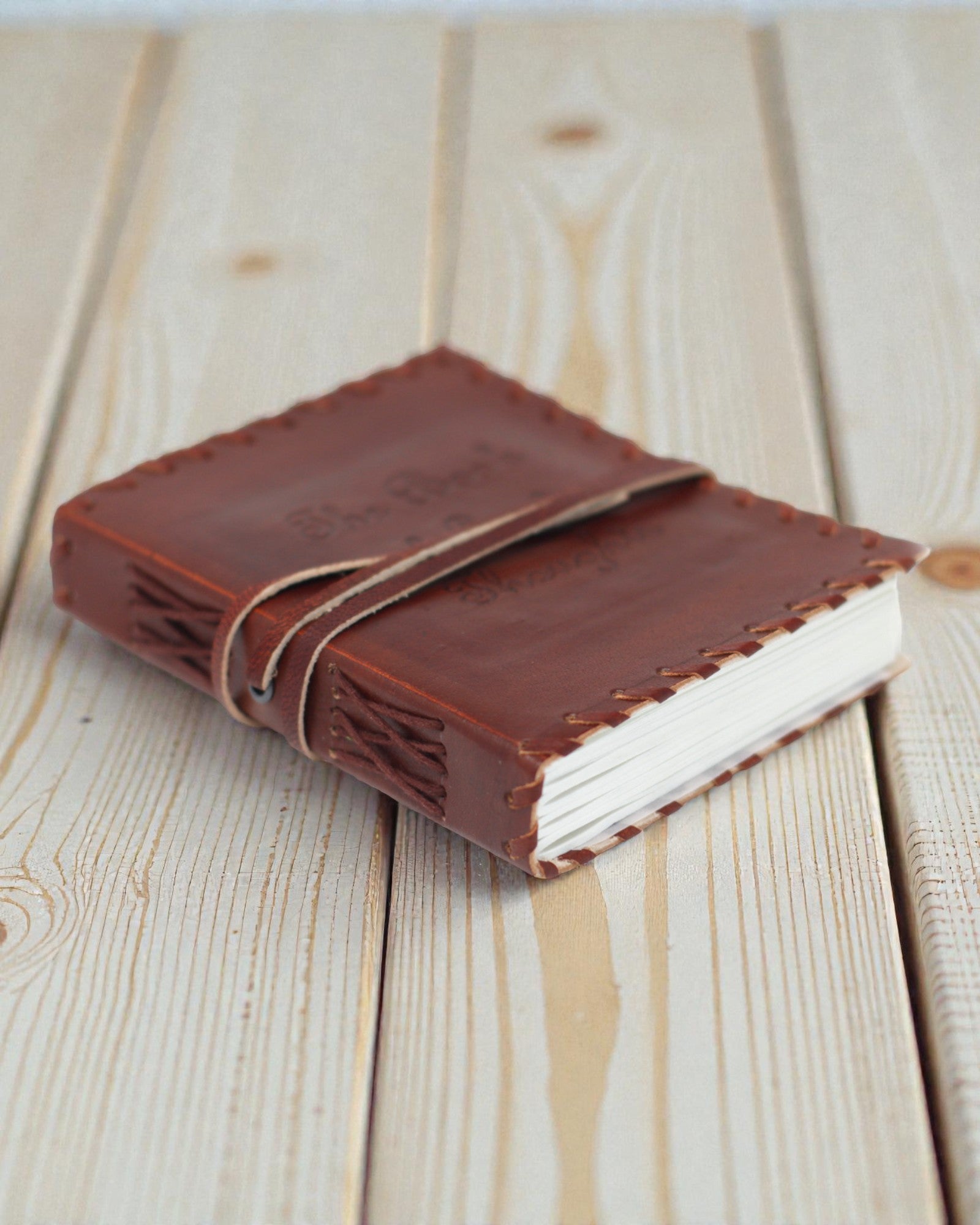 Liber Mentis – Nahkainen muistikirja, ajatusten kirja ympäri kiedottavalla hihnalla