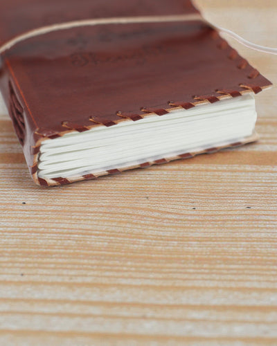 Liber Mentis – Nahkainen muistikirja, ajatusten kirja ympäri kiedottavalla hihnalla