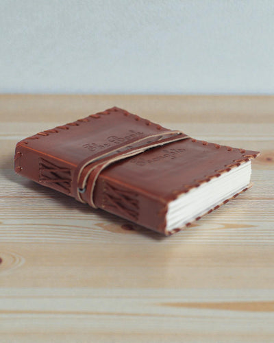 Liber Mentis – Nahkainen muistikirja, ajatusten kirja ympäri kiedottavalla hihnalla