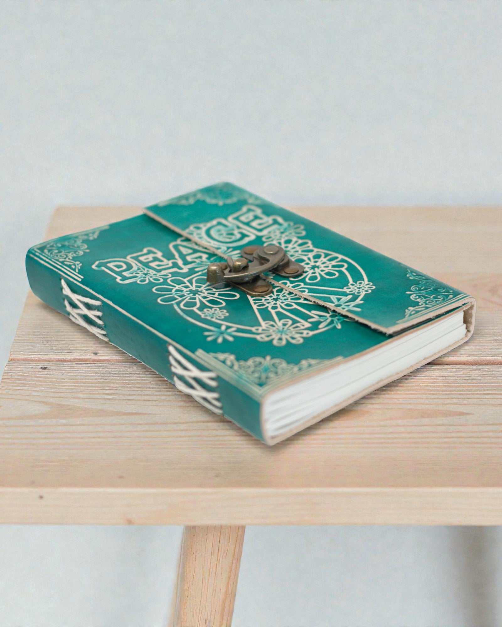 Turkoosi nahkainen muistiinpanovihko ”Rauha” lukolla – sopu & tyyneys (18 x 13 cm)