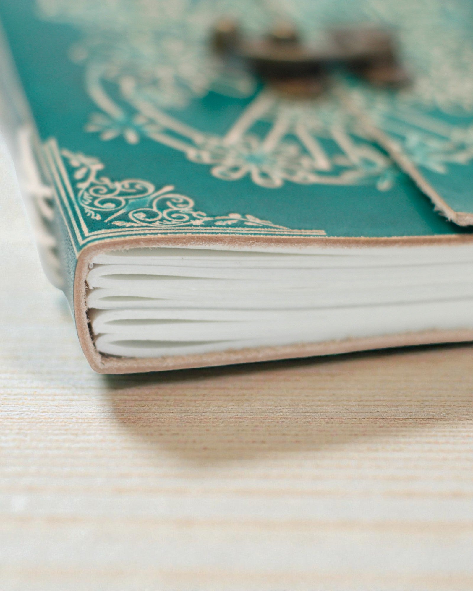 Turkoosi nahkainen muistiinpanovihko ”Rauha” lukolla – sopu & tyyneys (18 x 13 cm)