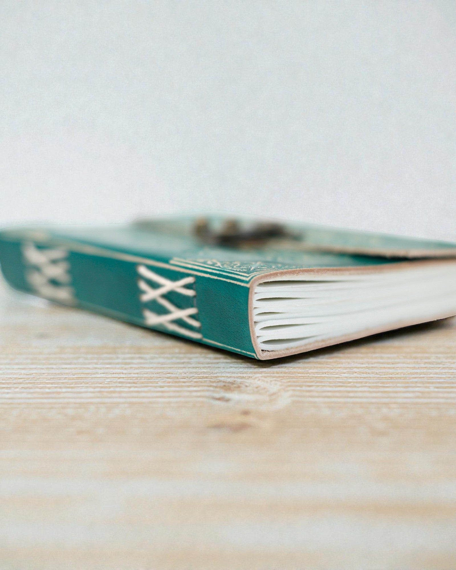 Turkoosi nahkainen muistiinpanovihko ”Rauha” lukolla – sopu & tyyneys (18 x 13 cm)