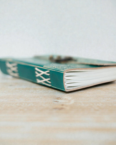 Turkoosi nahkainen muistiinpanovihko ”Rauha” lukolla – sopu & tyyneys (18 x 13 cm)