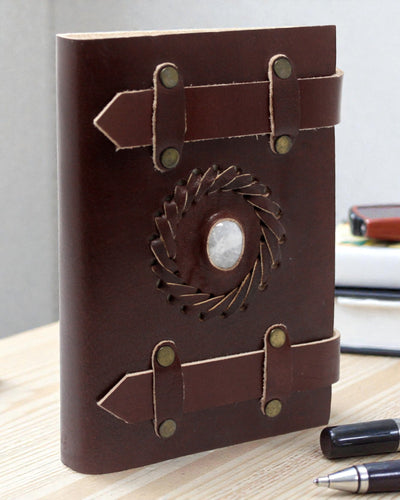 Nahkainen Kuukivi-muistikirja vyöremmeillä 15x10 cm