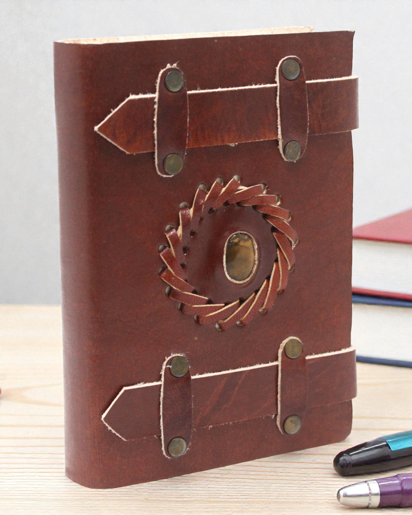 Solaris Eye – Nahkainen tiikerinsilmämuistikirja kaksinkertaisilla hihnoilla