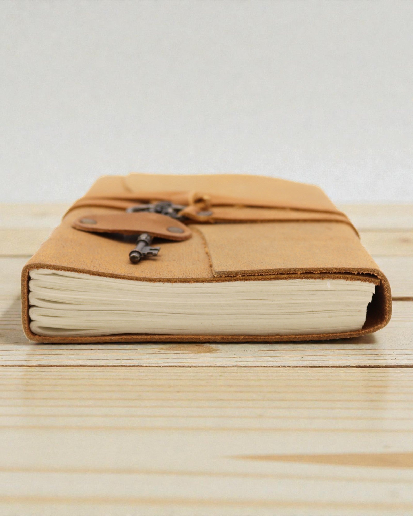 Öljytty vaaleanruskea nahka ja avain - 200 sivua - 13x18cm