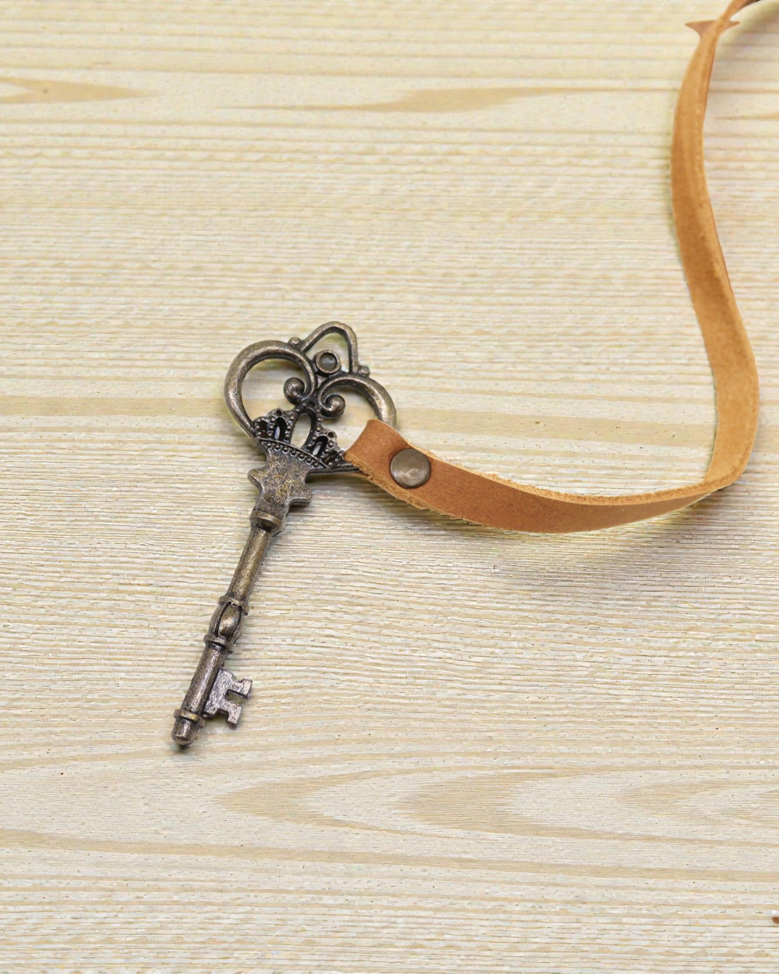 Öljytty vaaleanruskea nahka ja avain - 200 sivua - 13x18cm