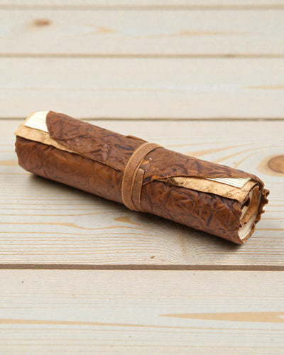 Rullattava nahkainen matkamuistikirja – luonnonvärinen (21 x 15 cm)