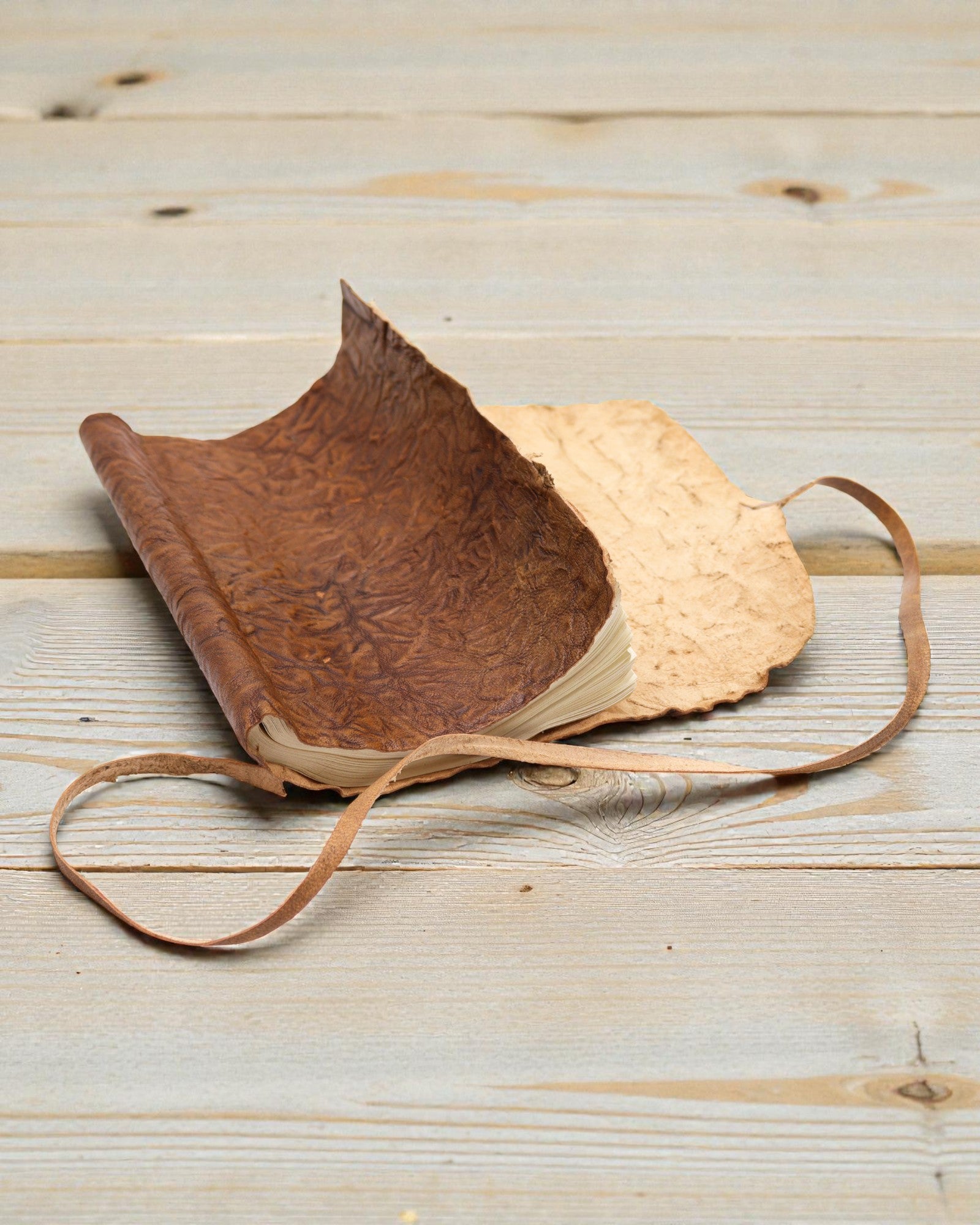 Rullattava nahkainen matkamuistikirja – luonnonvärinen (21 x 15 cm)