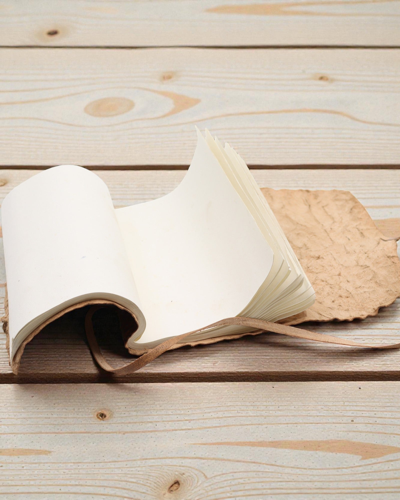 Rullattava nahkainen matkamuistikirja – luonnonvärinen (21 x 15 cm)