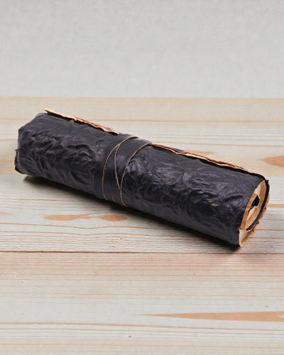 Rullattava nahkainen matkamuistikirja – 96 sivua – musta 21 × 15 cm