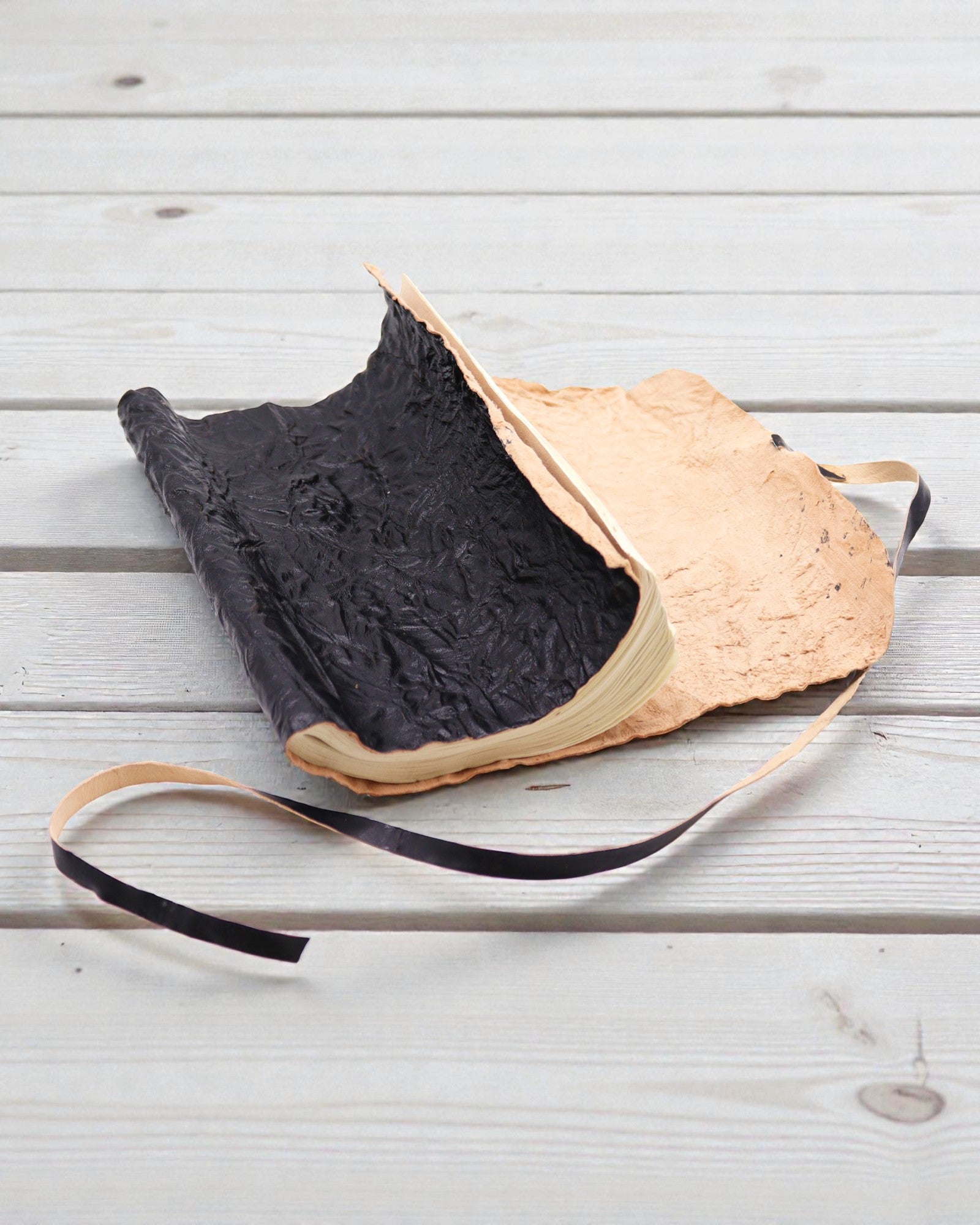 Rullattava nahkainen matkamuistikirja – 96 sivua – musta 21 × 15 cm