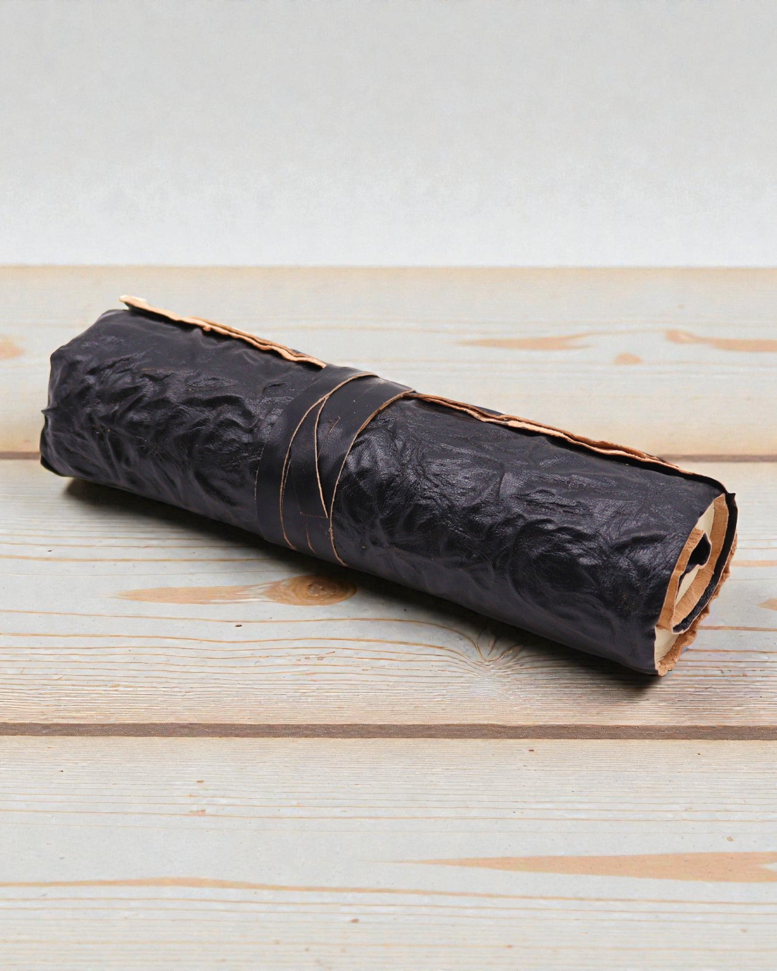 Rullattava nahkainen matkamuistikirja – 96 sivua – musta 21 × 15 cm