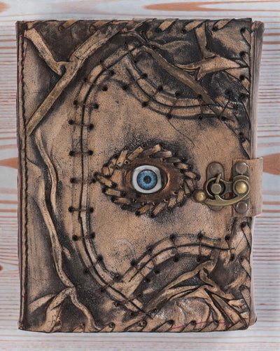 Ruskea nahkainen muistikirja – paha silmä – 17 × 12,5 cm | 160 sivua, vanhennetut reunat