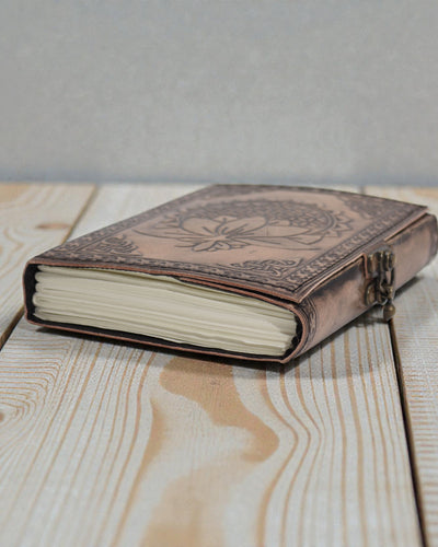 Lootusmandala – salatieteellinen muistikirja – antiikinharmaa – 200 sivua – ommelreuna – 17.5x12.5x3cm