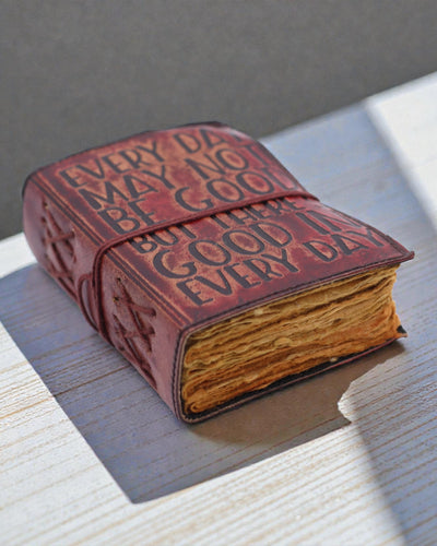 Dies Bona – Nahkainen muistikirja Jokainen päivä ei ehkä ole hyvä