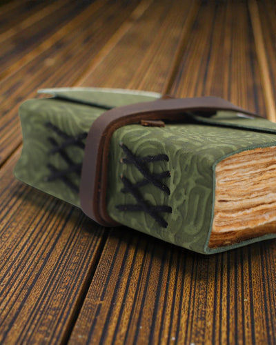 Green Maze Vintage – nahkakantinen muistikirja vanhennetuilla sivuilla 12,7 × 8,9 cm