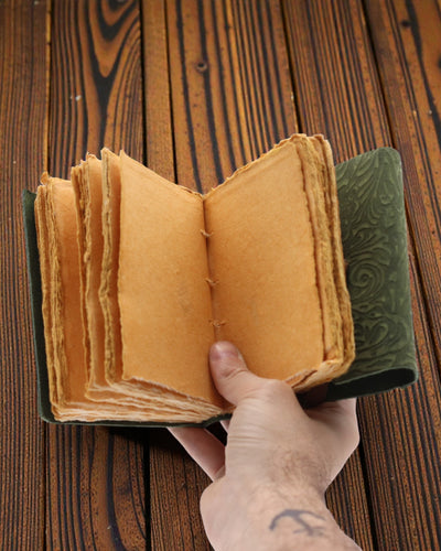 Green Maze Vintage – nahkakantinen muistikirja vanhennetuilla sivuilla 12,7 × 8,9 cm