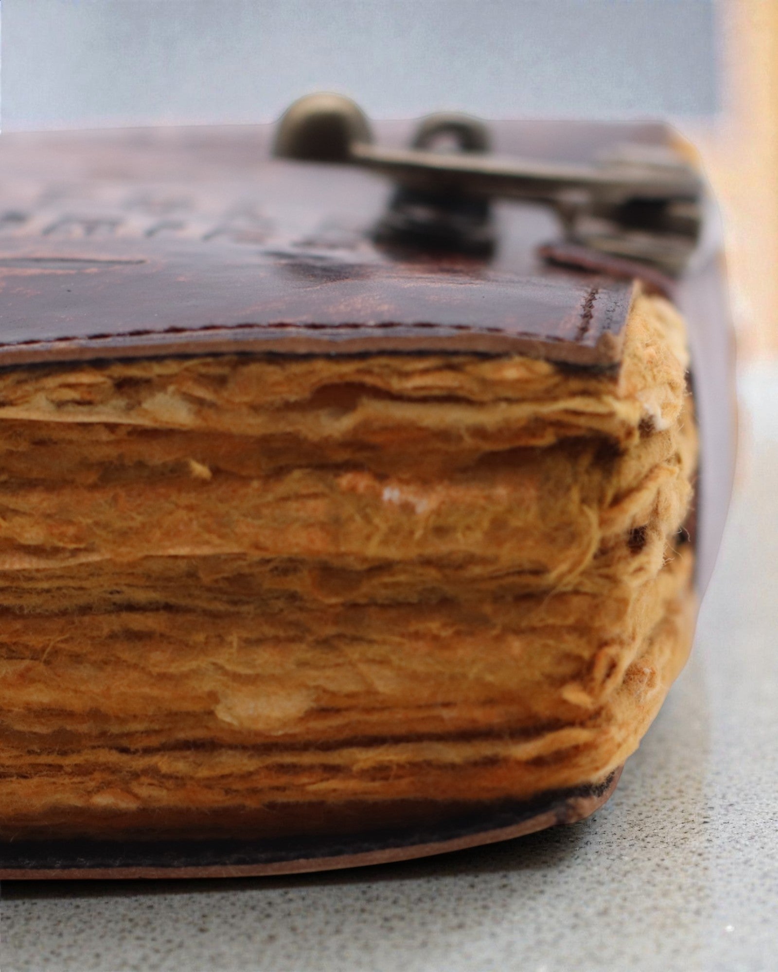 Antiqua Stories – nahkainen muistikirja vanhennetuilla sivuilla 15 × 10 cm, Kertomattomien tarinoiden muistiinpanot