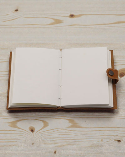 Nahkainen kohokuvioitu kukkavihko – ruskea (17,8 x 12,7 cm)