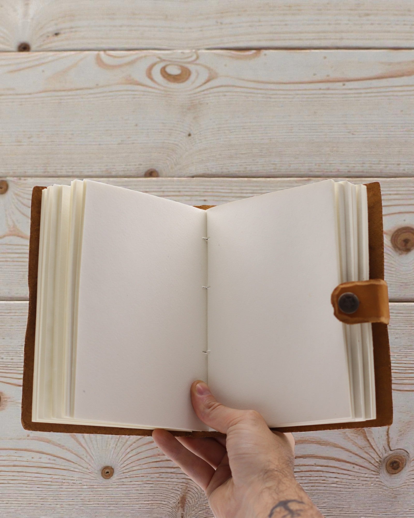 Nahkainen kohokuvioitu kukkavihko – ruskea (17,8 x 12,7 cm)