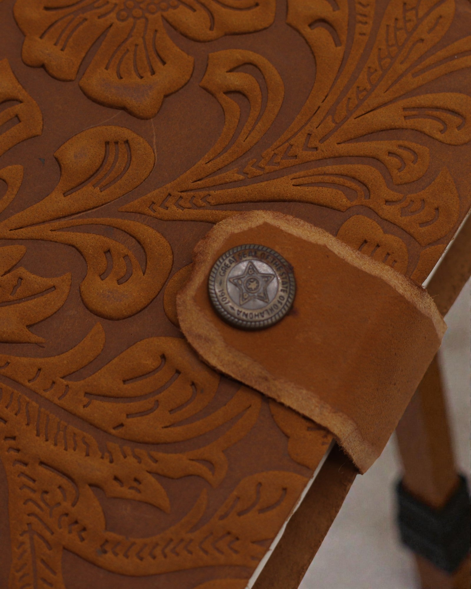 Nahkainen kohokuvioitu kukkavihko – ruskea (17,8 x 12,7 cm)