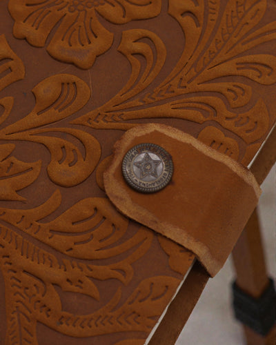 Nahkainen kohokuvioitu kukkavihko – ruskea (17,8 x 12,7 cm)