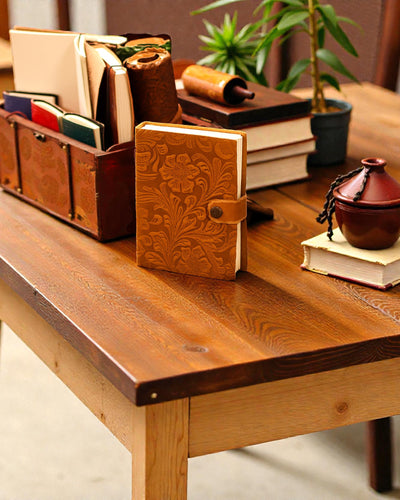 Nahkainen kohokuvioitu kukkavihko – ruskea (17,8 x 12,7 cm)