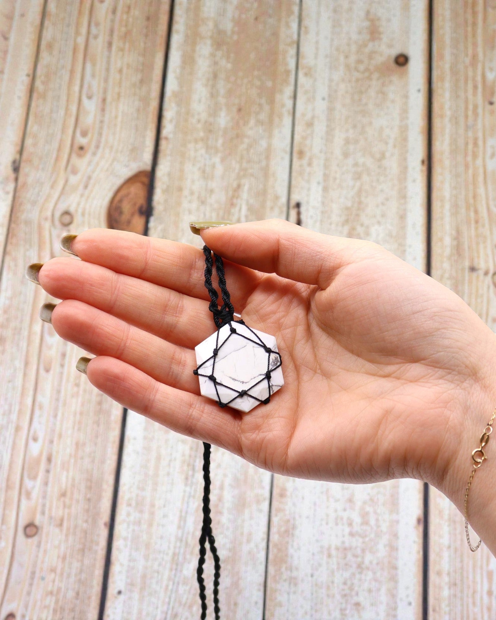 Valkoinen tasapaino – Makramé-kaulakoru valkoisella howliitilla