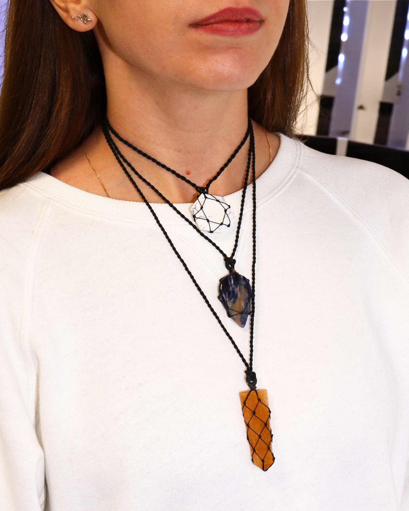 Valkoinen tasapaino – Makramé-kaulakoru valkoisella howliitilla