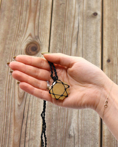 Auringon kuusikulmio – Makramé-kaulakoru keltaisella kvartsilla